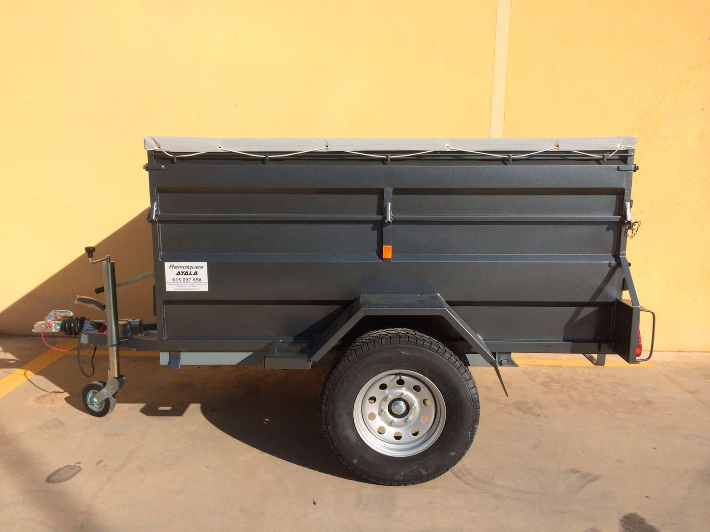 Remolque 4×4 basculante hidráulico + freno de inercia 2.000 x 1.300 x 600 + 350 – Mma 750 kg