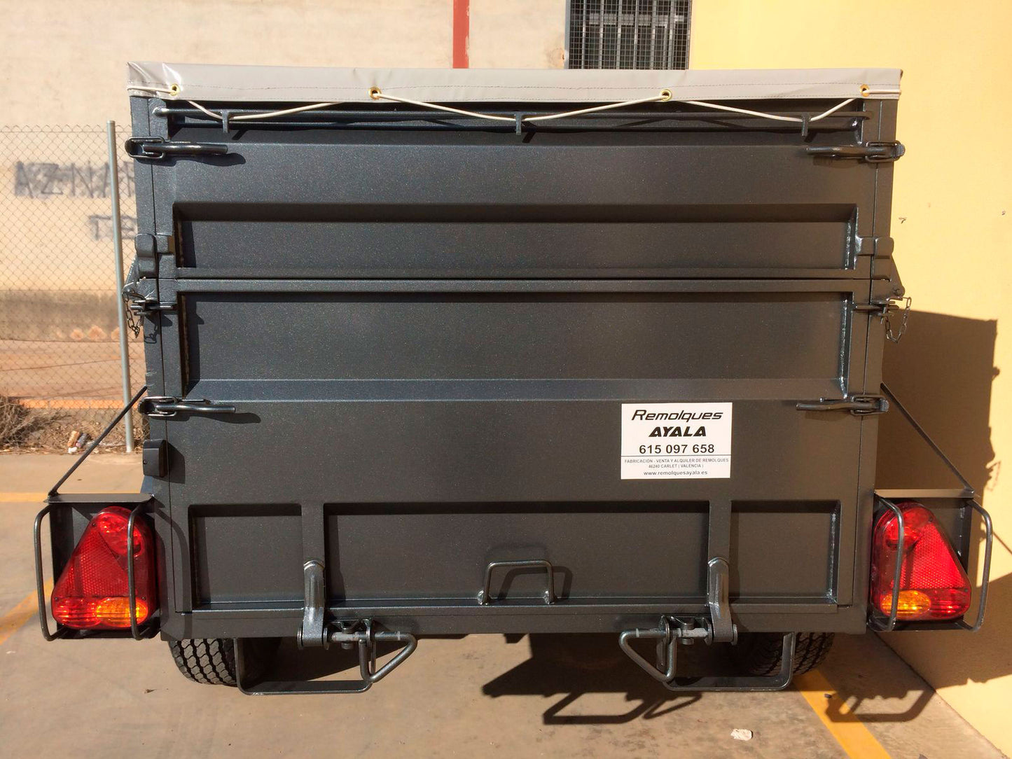 Remolque 4×4 basculante hidráulico + freno de inercia 2.000 x 1.300 x 600 + 350 – Mma 750 kg